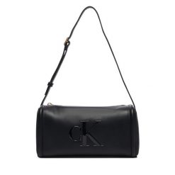Torebka Calvin Klein. Czarne torebki klasyczne Calvin Klein, bez wzorów, bez dodatków. Za 369.99 zł.