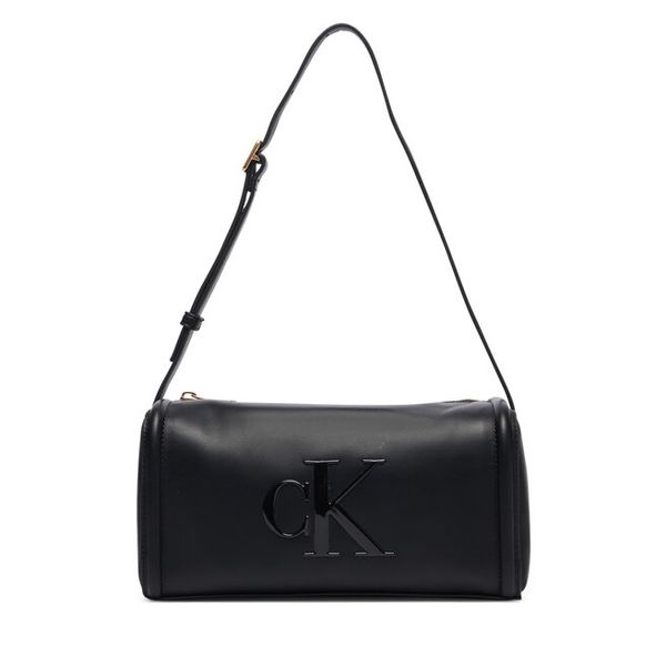 Torebka Calvin Klein. Czarne torebki klasyczne Calvin Klein, bez wzorów, bez dodatków. Za 369.99 zł.