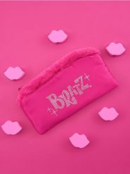 Kosmetyczka Bratz - różowy. Czerwone kufry i kosmetyczki Sinsay, bez wzorów, z futra, bez dodatków. Za 15.99 zł.