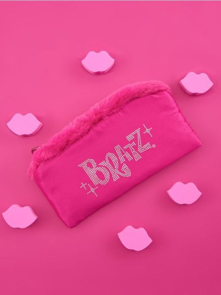 Kosmetyczka Bratz - różowy. Czerwone kufry i kosmetyczki Sinsay, bez wzorów, z futra, bez dodatków. Za 15.99 zł.