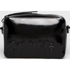 Calvin Klein - Torebka. Czarne torby na ramię Calvin Klein, bez wzorów, z materiału, casualowe, na ramię, małe, bez dodatków. W wyprzedaży za 249.90 zł.