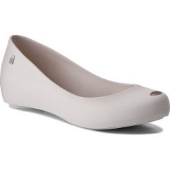Baleriny MELISSA - Ultragirl Basic Ad 31976 White 01177. Białe baleriny Melissa, bez wzorów, z tworzywa sztucznego, bez obcasa, na płaskiej podeszwie. W wyprzedaży za 179.00 zł.