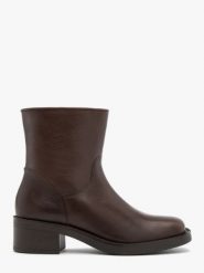 Brązowe botki ze skóry licowej. Brązowe botki Ryłko, bez wzorów, ze skóry, bez obcasa, na obcasie, bez zapięcia. Za 479.99 zł.
