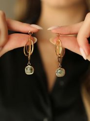 Pierres de Jade Pozłacane kolczyki-wkrętki z prehnitami rozmiar: onesize. Szare kolczyki Pierres de Jade, z prehnitem, pozłacane. Za 104.64 zł.