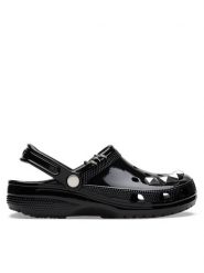 Crocs Klapki Classic Studded Clog 210390 Czarny. Czarne klapki Crocs, bez wzorów, z tworzywa sztucznego, bez obcasa. Za 249.99 zł.