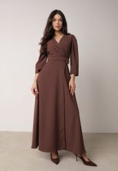 Brązowa Kopertowa Sukienka Wieczorowa z Metaliczną Aplikacją w Talii Henalana. Brązowe sukienki Born2be, na imprezę, l, z aplikacjami, eleganckie, bez kołnierzyka, bez ramiączek, maxi, kopertowe. Za 169.99 zł.