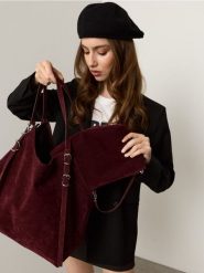 Torba shopper z imitacji zamszu z kosmetyczką - bordowy. Czerwone kufry i kosmetyczki Sinsay, bez wzorów, bez dodatków. Za 49.99 zł.