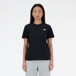 Koszulka damska New Balance WT41509BK – czarna. Czarne bluzki New Balance, s, bez wzorów, z bawełny, eleganckie, bez kołnierzyka, bez ramiączek. Za 129.99 zł.