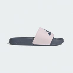 Klapki ADILETTE SHOWER SLIDES. Czarne klapki Adidas, bez wzorów, bez obcasa. Za 119.00 zł.