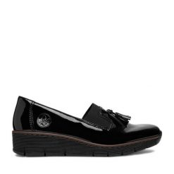 Półbuty Rieker. Czarne czółenka Rieker, bez wzorów, bez obcasa, na koturnie, bez zapięcia. Za 299.99 zł.