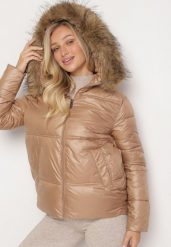 Ciemnobeżowa Kurtka Pikowana z Kapturem z Odpinanym Futerkiem i Dłuższym Tyłem Clorina. Brązowe kurtki narciarskie Born2be, l, z aplikacjami, z jeansu, z kapturem, narciarskie. Za 69.99 zł.