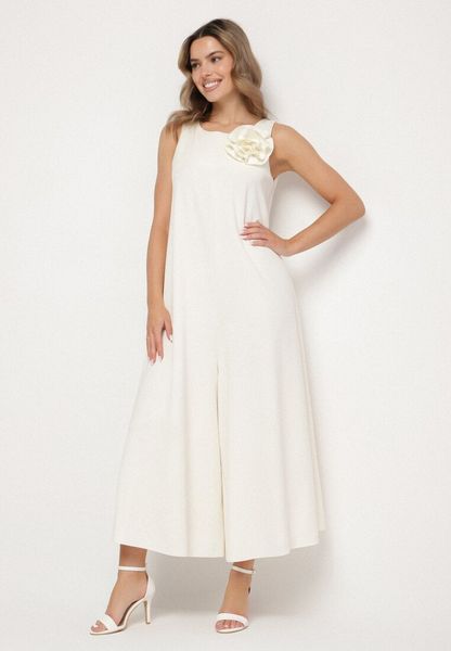 Jasnobeżowy Kombinezon z Wiskozą i Broszką Kwiatu 3D Odellira. Brązowe sukienki Born2be, na co dzień, uniwersalny, bez wzorów, z wiskozy, eleganckie, bez kołnierzyka, bez ramiączek, proste. Za 139.99 zł.