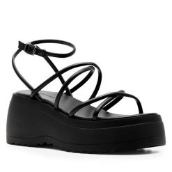 Sandały Jenny Fairy. Czarne sandały Jenny Fairy, bez wzorów, bez obcasa, na koturnie, bez zapięcia. Za 169.99 zł.