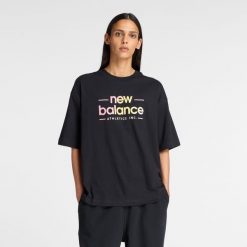 Koszulka damska New Balance WT53916BK – czarna. Czarne bluzki New Balance, m, bez wzorów, z bawełny, klasyczne, bez kołnierzyka, bez ramiączek. Za 169.99 zł.