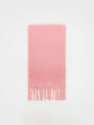 Szalik z frędzlami - różowy. Czerwone szaliki Reserved, bez wzorów. W wyprzedaży za 59.99 zł.