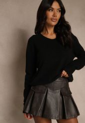 Czarny Sweter z Wełną i Wiskozą z Trójkątnym Dekoltem Kaitte. Czarne swetry Renee, bez wzorów, z jeansu, bez ramiączek. Za 109.99 zł.