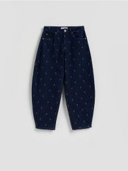 Jeansy barrel leg z haftem - granatowy. Niebieskie jeansy Reserved, bez wzorów. Za 159.99 zł.