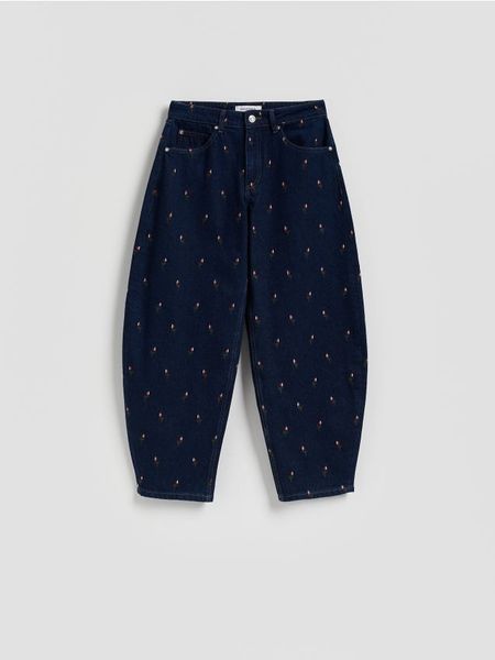 Jeansy barrel leg z haftem - granatowy. Niebieskie jeansy Reserved, bez wzorów. Za 159.99 zł.