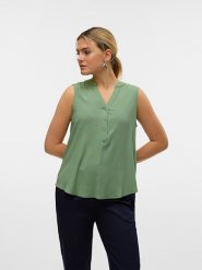 Vero Moda Bluzka w kolorze zielonym rozmiar: XS. Zielone bluzki Vero Moda, s, bez wzorów, z wiskozy, klasyczne, bez kołnierzyka, bez ramiączek. Za 50.95 zł.
