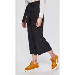 Calvin Klein Jeans - Spodnie. Czarne spodnie materiałowe Calvin Klein Jeans, na co dzień, bez wzorów, z jeansu. W wyprzedaży za 299.90 zł.