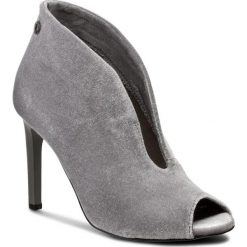 Szpilki CARINII - B3911 J32-000-000-B16. Szare botki Carinii, bez wzorów, z materiału, eleganckie, bez obcasa, na obcasie, bez zapięcia. W wyprzedaży za 129.00 zł.