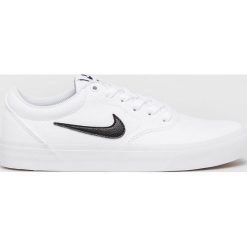 Nike - Trampki. Białe trampki Nike, bez wzorów, z gumy, bez zapięcia. W wyprzedaży za 199.90 zł.