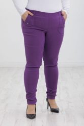 Klasyczne fioletowe spodnie Nita ze zwężoną nogawką PLUS SIZE XXL. Fioletowe spodnie materiałowe Nasi partnerzy, do pracy, plus size, bez wzorów, z elastanu, plus size, krótkie. Za 159.90 zł.