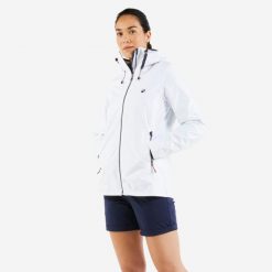 Kurtka przeciwdeszczowa damska Tribord Sailing 100. Białe kurtki sportowe TRIBORD, s, bez wzorów, z tkaniny, bez kaptura, żeglarskie. Za 129.99 zł.