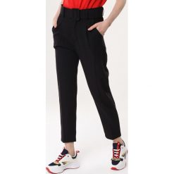 Czarne Spodnie Graceful. Czarne spodnie materiałowe Born2be, l, bez wzorów, z materiału. Za 79.99 zł.