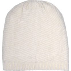 CZAPKA. Białe czapki TOP SECRET, bez wzorów, z dzianiny. W wyprzedaży za 12.99 zł.