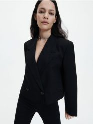 Krótki żakiet - czarny. Czarne marynarki i żakiety Reserved, bez wzorów, z tkaniny. W wyprzedaży za 99.99 zł.