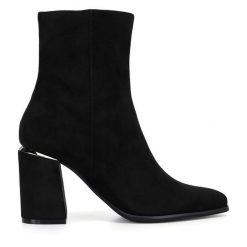 Botki Nine West. Czarne botki Nine West, bez wzorów, bez obcasa, na słupku, bez zapięcia. Za 279.99 zł.
