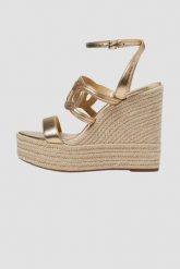 MICHAEL KORS Złote sandały Alma Wedge Espadrille. Żółte sandały Michael Kors, bez wzorów, bez obcasa, bez zapięcia. W wyprzedaży za 599.99 zł.