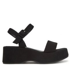 Sandały DeeZee. Czarne sandały DeeZee, bez wzorów, bez obcasa, na koturnie, bez zapięcia. Za 139.99 zł.