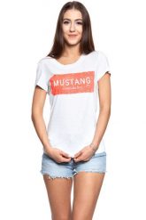 MUSTANG T SHIRT DAMSKI Alexia C Logo 1009482 2045. Białe t-shirty Mustang, s, bez wzorów, bez kołnierzyka, bez ramiączek. W wyprzedaży za 39.99 zł.