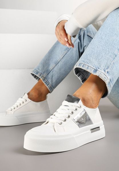 Białe Trampki na Grubej Podeszwie z Cyrkoniową Naszywką Penirea. Białe trampki Renee, z aplikacjami, bez zapięcia. Za 89.99 zł.