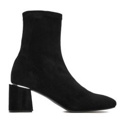 Botki DeeZee. Czarne botki DeeZee, bez wzorów, bez obcasa, na słupku, bez zapięcia. Za 179.99 zł.