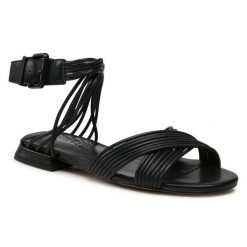 Sandały QUAZI. Czarne sandały QUAZI, bez wzorów, bez obcasa, na płaskiej podeszwie, bez zapięcia. Za 319.99 zł.