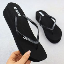 Klapki damskie japonki na koturnie czarne Big Star RR274A549. Czarne klapki Big Star, bez wzorów, z materiału, bez obcasa, na koturnie. Za 71.99 zł.