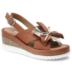 Sandały damskie Artiker, cholewka ze skóry naturalnej zapinane na sprzączkę z efektowną kokardą, brązowe, 58C3157. Brązowe sandały Artiker, bez wzorów, ze skóry, bez obcasa, na koturnie, bez zapięcia. Za 259.00 zł.