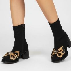 Botki damskie S. Barski, na klocku z materiałową cholewką za kostkę z kokardą w panterkę, czarne, JC52-827. Czarne botki S.BARSKI, z aplikacjami, z materiału, za kostkę, bez obcasa, na obcasie, bez zapięcia. Za 220.99 zł.