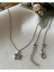 Luseera Pozłacany naszyjnik z zawieszką - dł. 45 cm rozmiar: onesize. Szare naszyjniki Luseera, z cyrkonią, pozłacane. Za 34.99 zł.