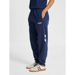 Damskie spodnie dresowe Hummel Legacy 2.0. Niebieskie spodnie dresowe Hummel, na co dzień, bez wzorów, z dresówki. Za 269.50 zł.