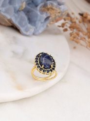 L'Atelier de Gaia Pozłacany pierścionek z szafirem i cyrkoniami rozmiar: onesize. Niebieskie pierścionki L'Atelier de Gaia, z cyrkonią, pozłacane. Za 101.23 zł.