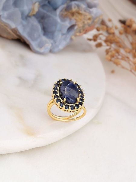 L'Atelier de Gaia Pozłacany pierścionek z szafirem i cyrkoniami rozmiar: onesize. Niebieskie pierścionki L'Atelier de Gaia, z cyrkonią, pozłacane. Za 101.23 zł.