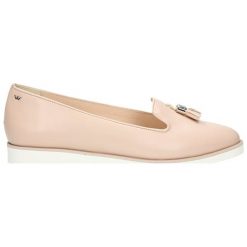 Skórzane lordsy w kolorze jasnoróżowym. Czerwone lordsy Wojas, Clarks, bez wzorów, ze skóry, bez obcasa, bez zapięcia. W wyprzedaży za 179.95 zł.