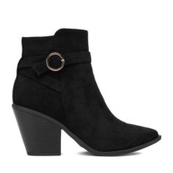 Botki DeeZee. Czarne botki DeeZee, bez wzorów, bez obcasa, na słupku, bez zapięcia. Za 199.99 zł.