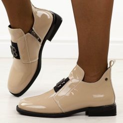 Beżowe lakierowane skórzane botki damskie Filippo Dbt4763/25. Brązowe botki Filippo, na jesień, z aplikacjami, z jeansu, z okrągłym noskiem, bez obcasa, na obcasie, bez zapięcia. Za 319.00 zł.