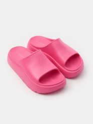 Klapki na platformie - różowy. Czerwone klapki Sinsay, bez wzorów, bez obcasa, na platformie. Za 29.99 zł.