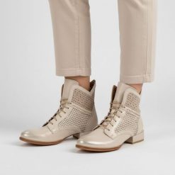Botki damskie Maciejka, cholewka ze skóry naturalnej gładkiej z perforowanymi panelami klasyczne sznurowanie krótka cholewka zaokrąglony nosek stabil. Żółte botki Maciejka, w ażurowe wzory, z jeansu, bez obcasa, na obcasie, bez zapięcia. Za 559.00 zł.